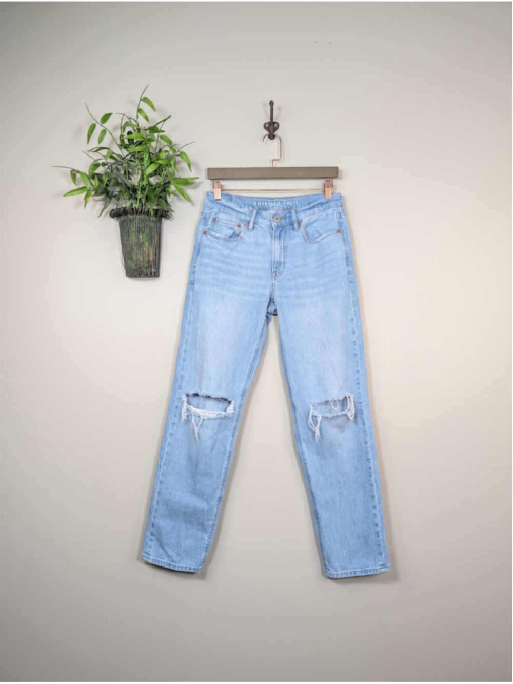 American Eagle 90s Straight Leg Mid Rise Distressed Ripped Knee Light Wash AE 6
